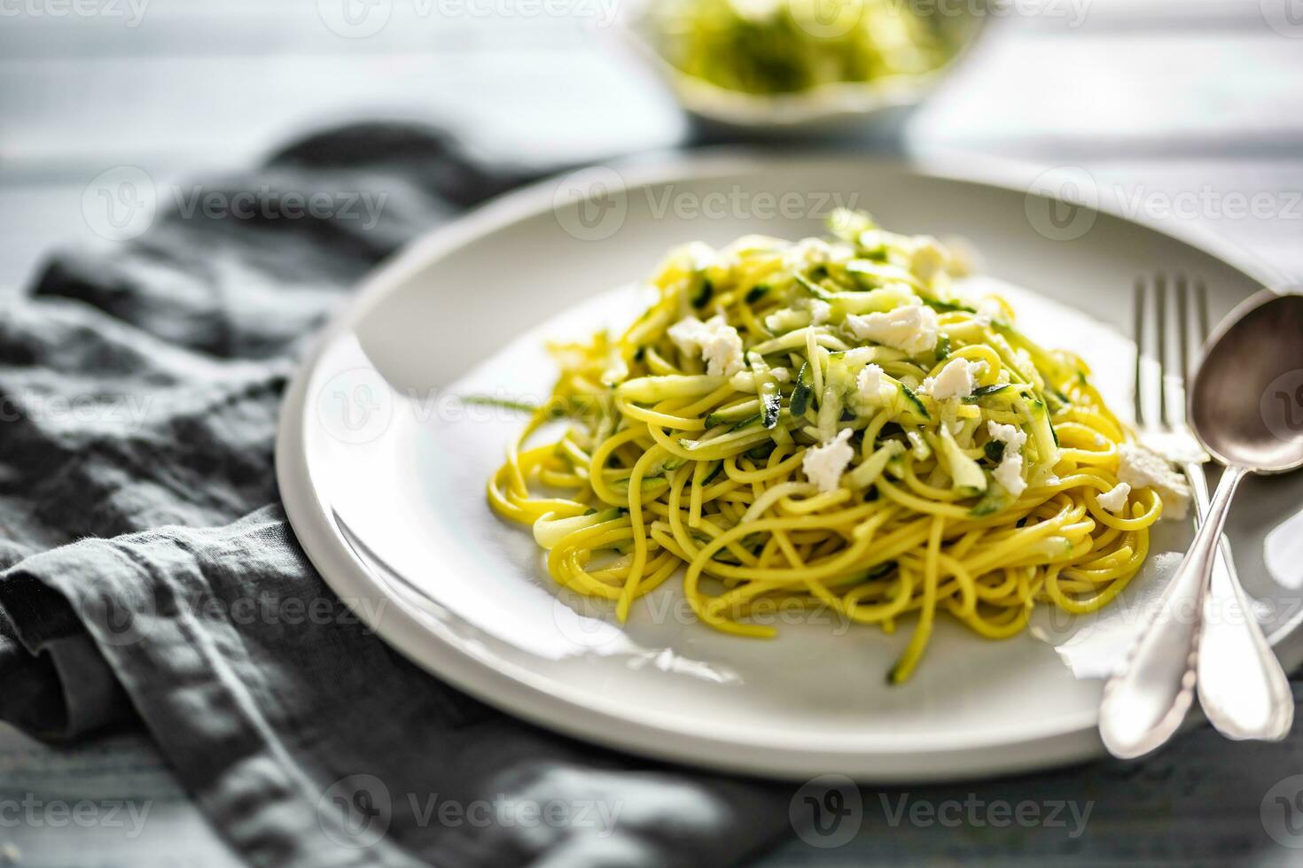 espaguetis calabacín crudo vegano pasta con queso feta queso Pepino y albahaca foto