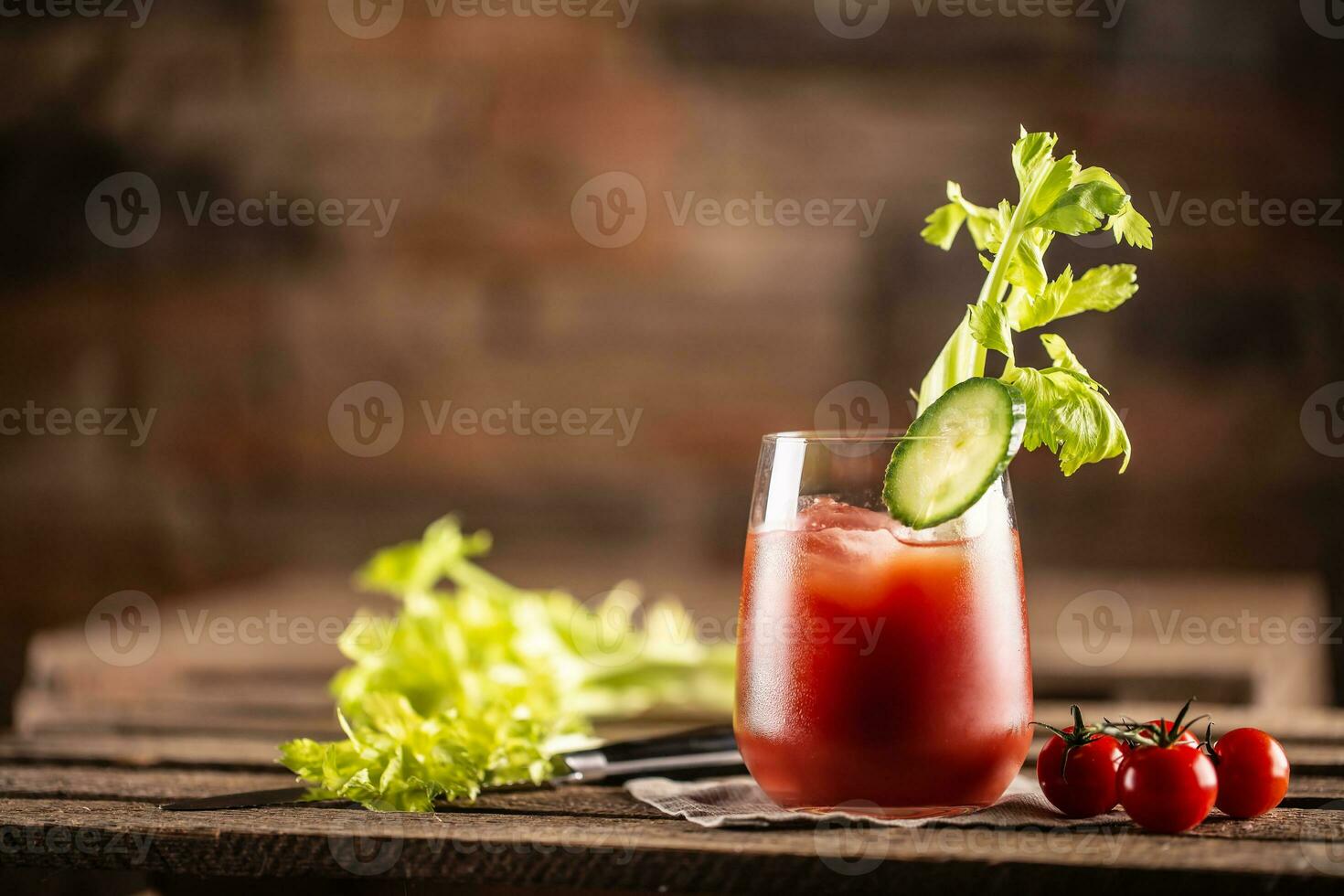 clásico sangriento María o Virgen María vodka cóctel en un taza con como un resaca bebida en un rústico medio ambiente foto