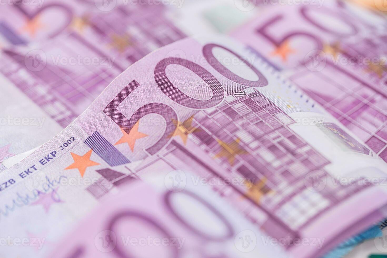 de cerca cinco cien euro billetes dinero y moneda foto