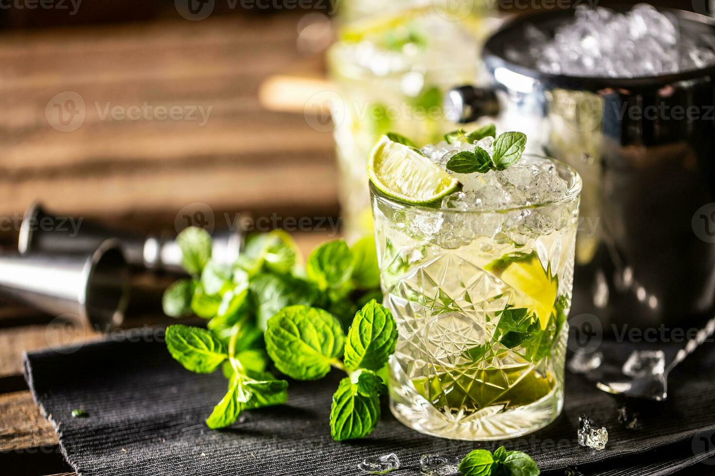 mojito o Virgen mojito largo Ron bebida con Fresco menta, Lima jugo, caña azúcar y soda foto