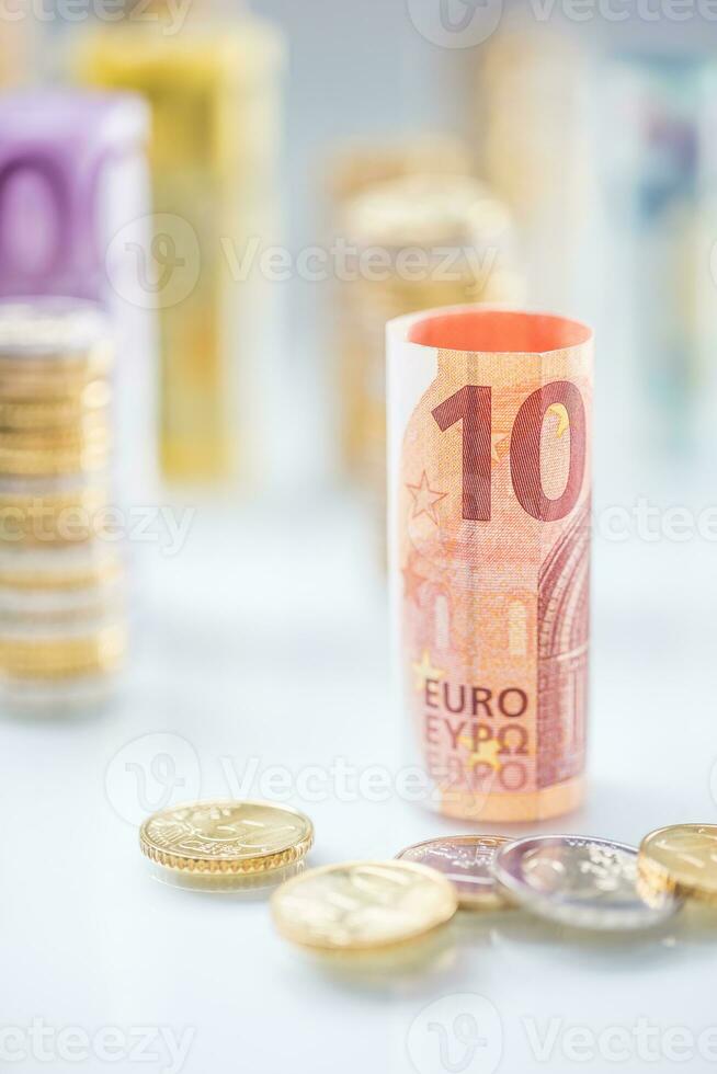 arrollado euro billetes y monedas torres apilado en otro posiciones foto