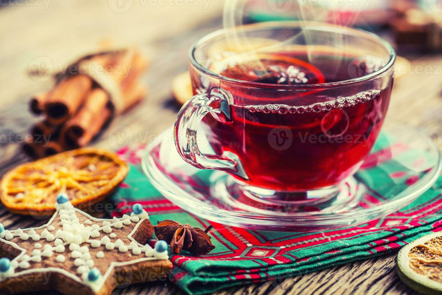 Navidad caliente vino o té bebida con naranja mandarín estrella anís canela y pan de jengibre foto