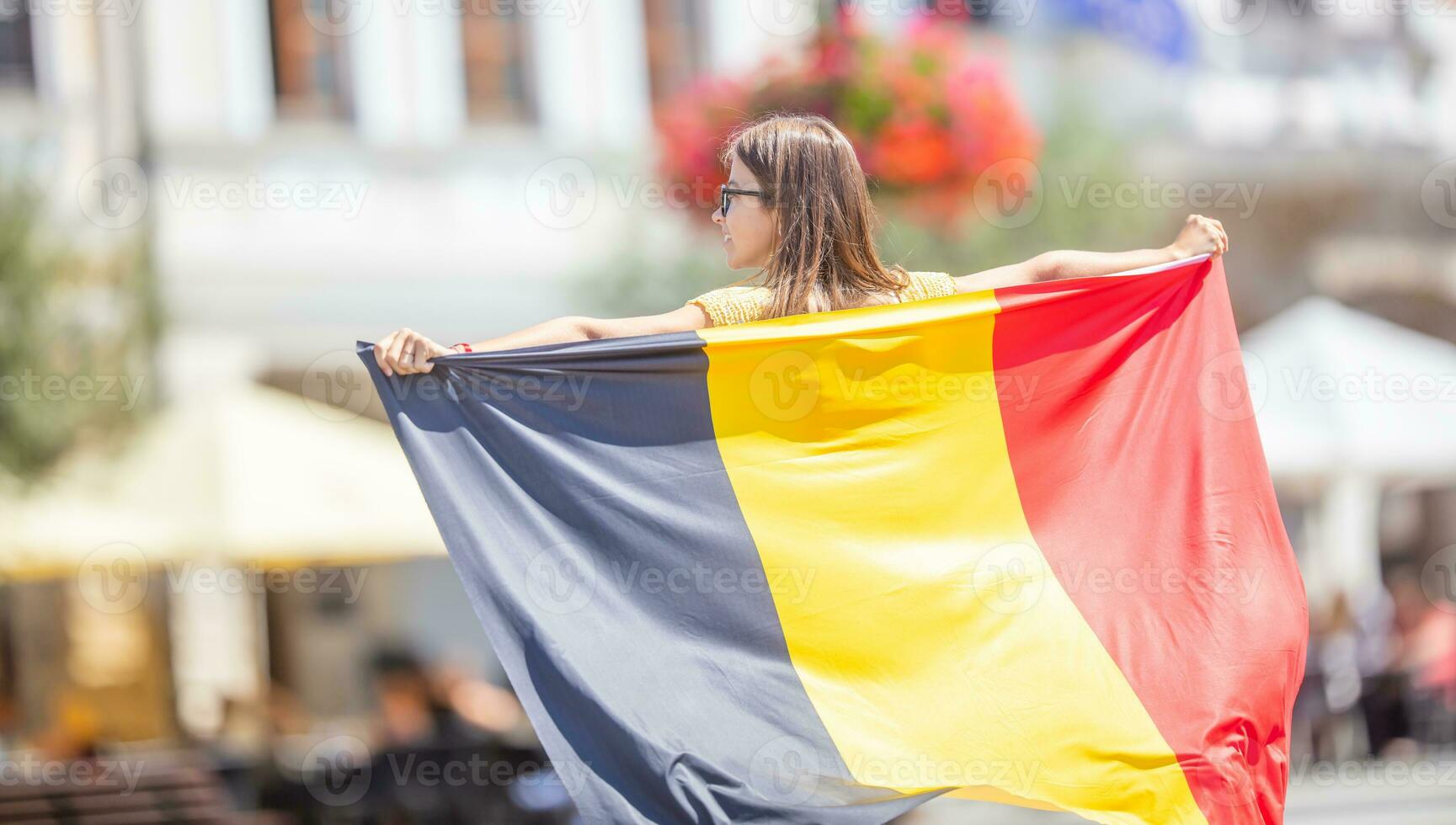 atractivo contento joven niña con el Belga bandera foto