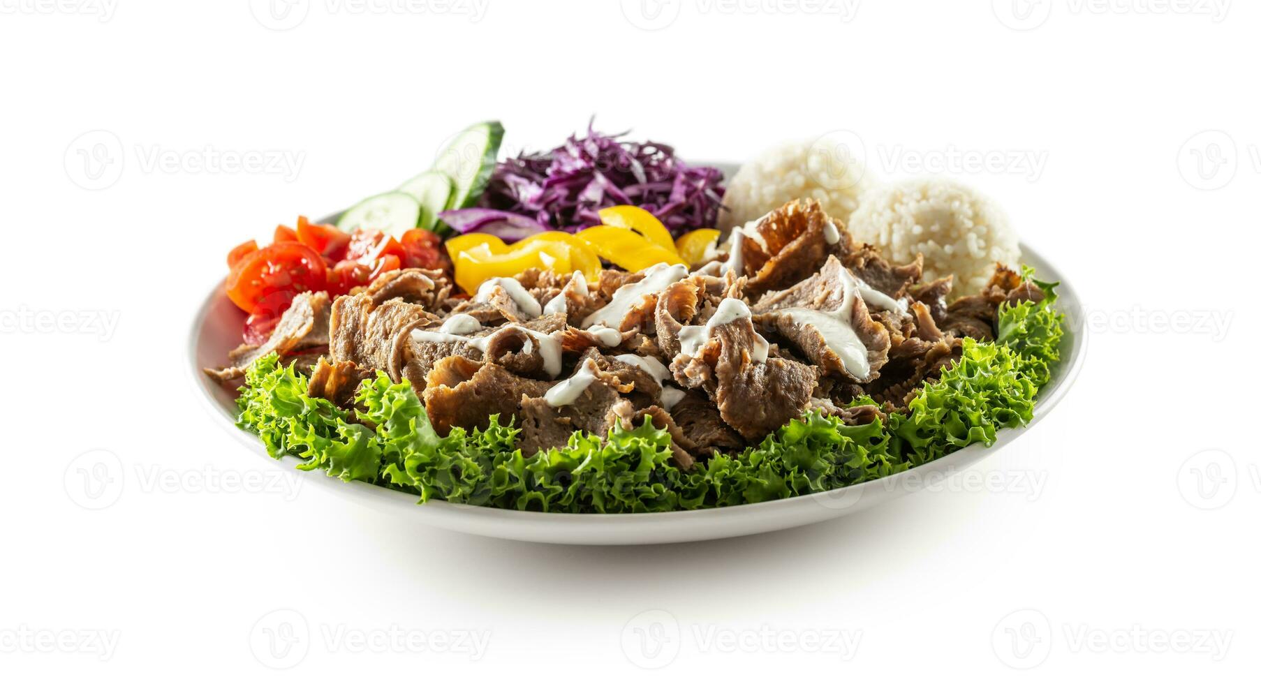 ternera brocheta con Fresco verdura, papas fritas y arroz aislado en blanco antecedentes foto