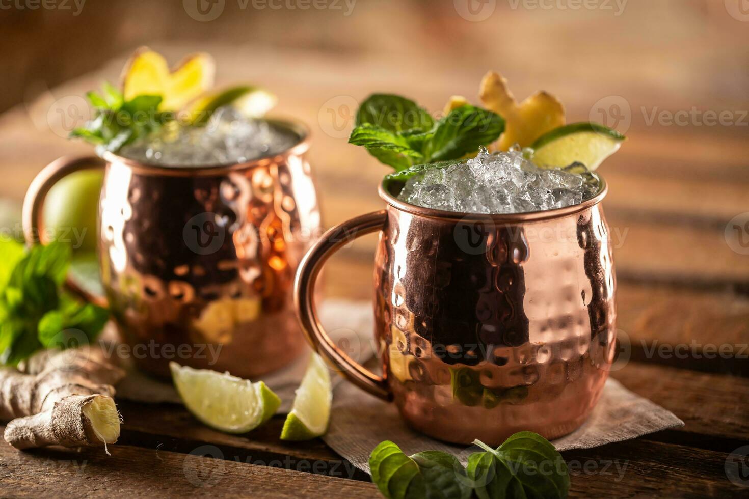 Moscú mula whisky soda cóctel y un largo vodka bebida con Fresco Lima, jengibre cerveza, y menta foto