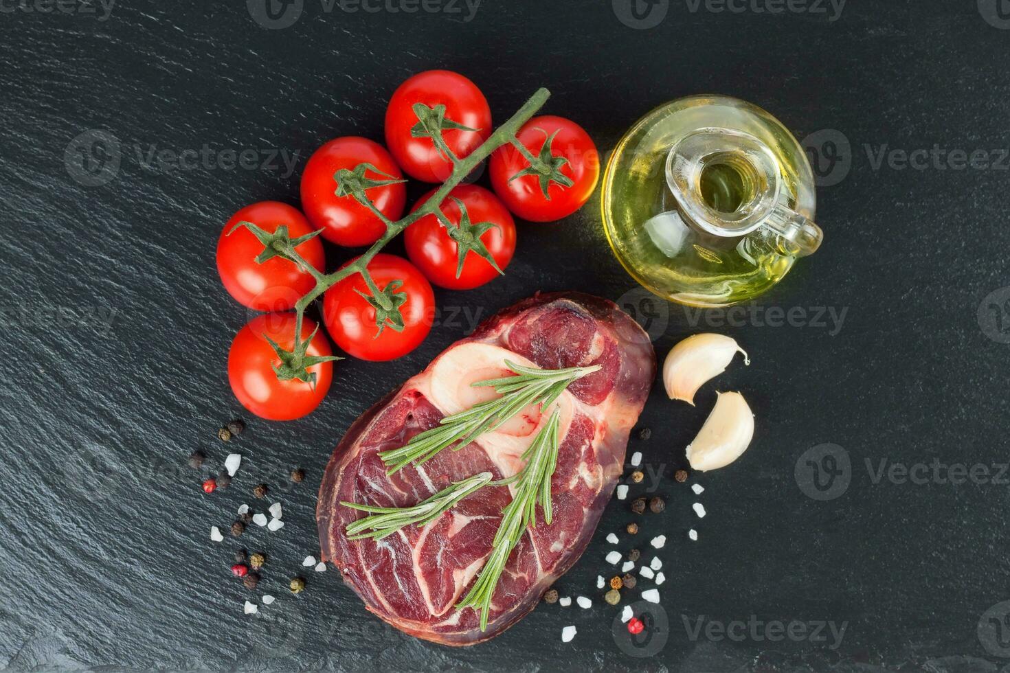 cocinando ingredientes. bistec de carne cruda fresca con hueso. foto