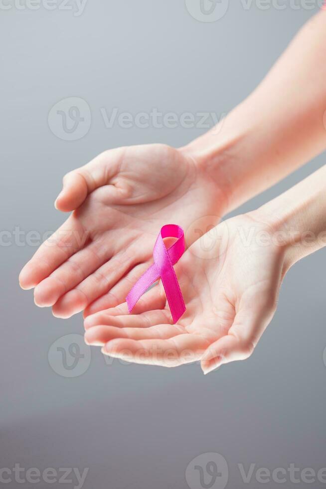 hembra manos participación rosado cinta, pecho cáncer concepto foto