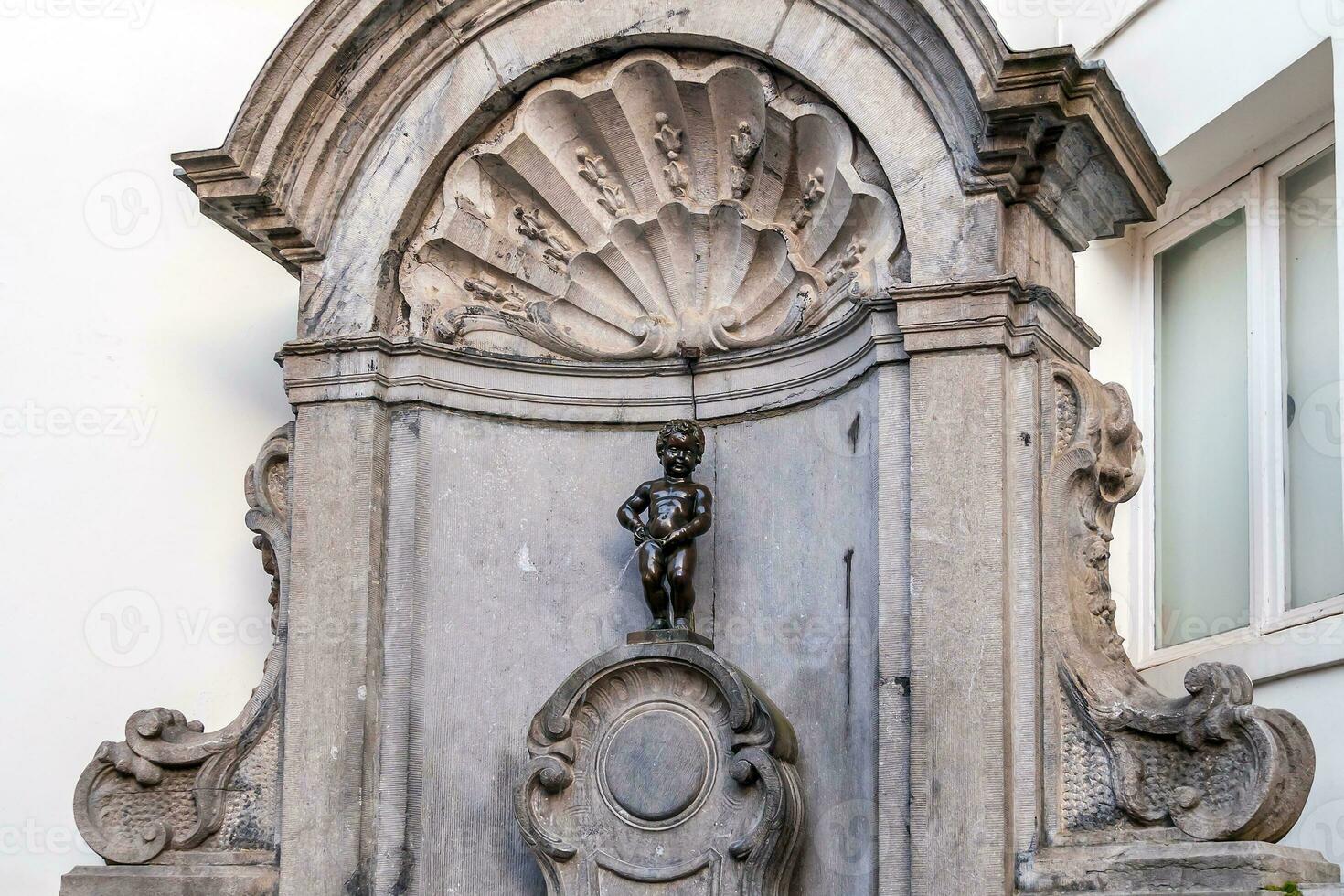 maniquí pis pequeño hombre pipí o le petit julián, un muy famoso bronce escultura punto de referencia en Bruselas foto