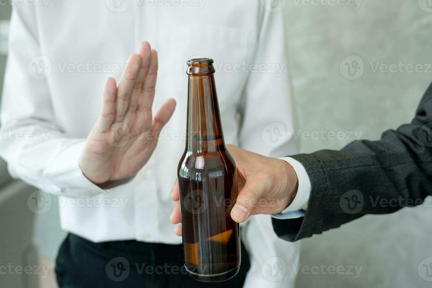 hombre se niega decir No y evitar a bebida alcohol a trabajar, parada mano firmar masculino, alcoholismo tratamiento, alcohol adiccion, dejar bebida alcohólica, detener Bebiendo alcohol. negar vaso espíritu, insalubre, rechazar foto