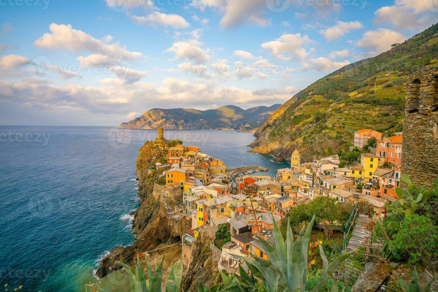 vistoso paisaje urbano de edificios terminado Mediterráneo mar, Europa, cinque terre en Italia foto