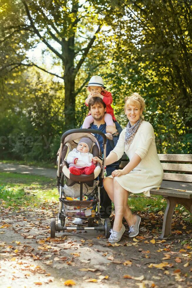 un familia con un bebé en un paseante foto