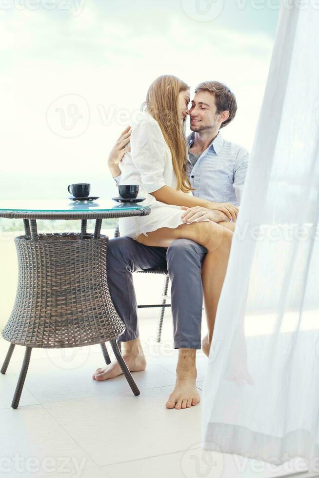 hombre y mujer teniendo desayuno juntos foto