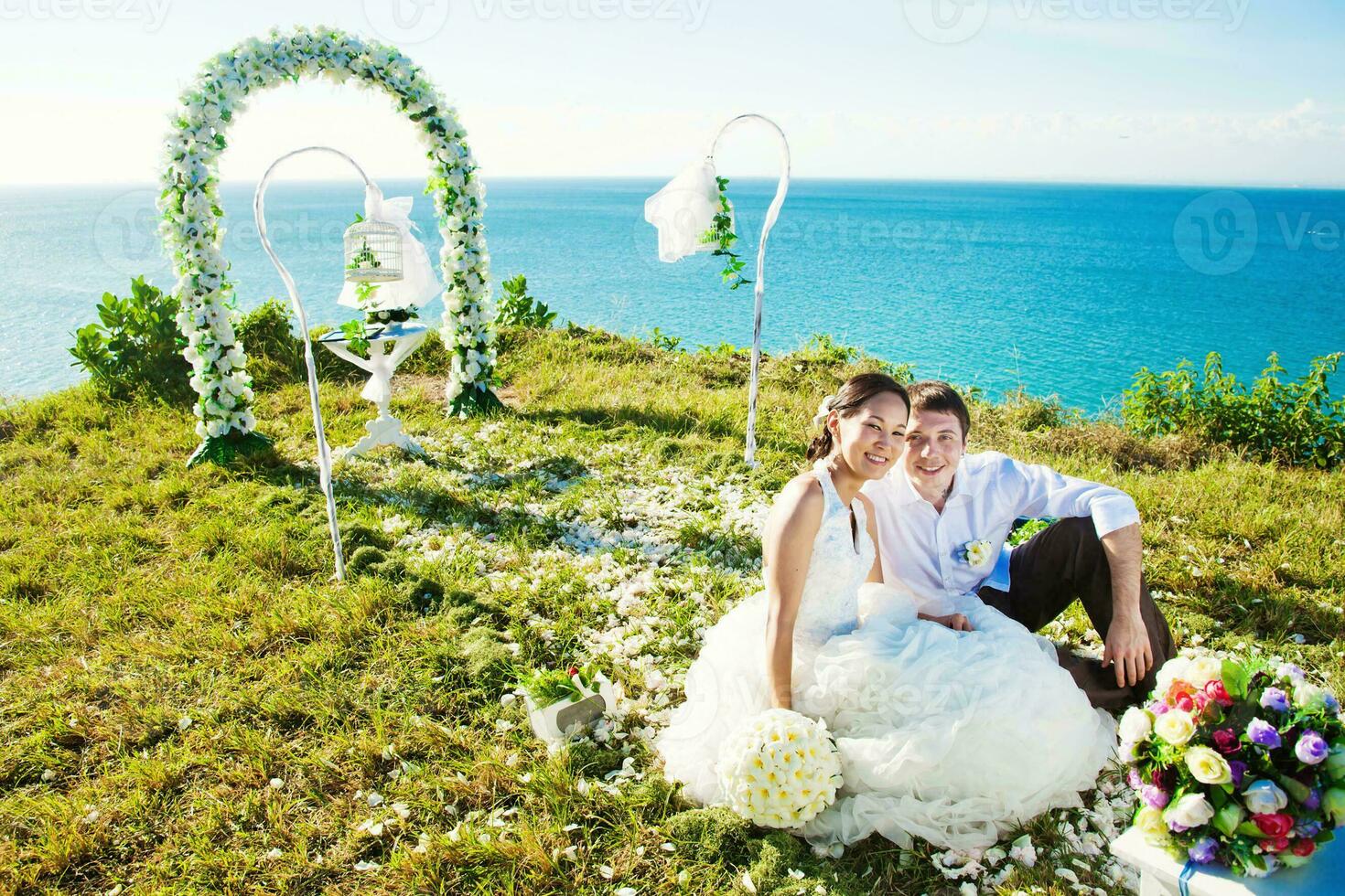 hermosa recién casado Pareja foto