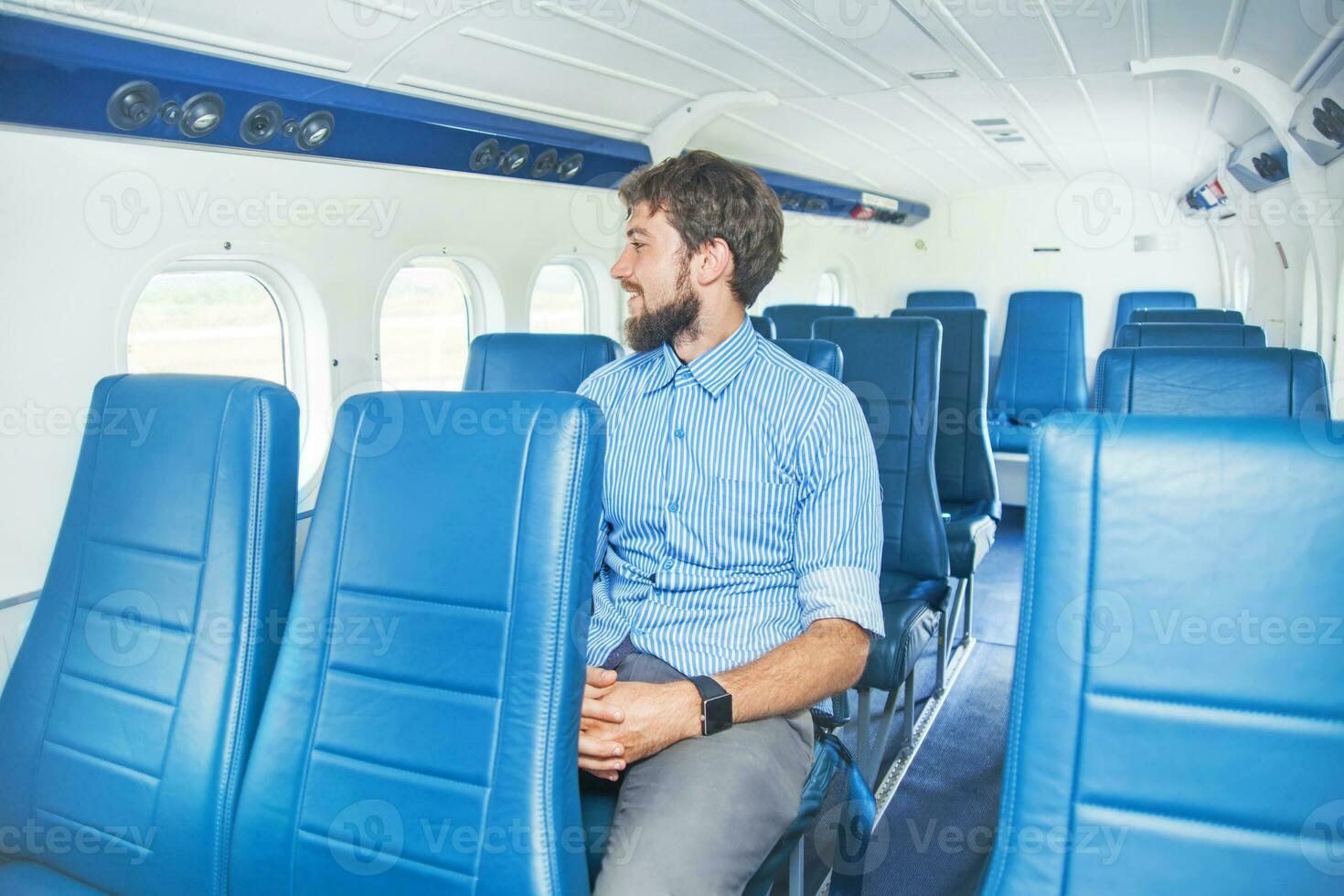 un hombre sentado en el avión foto