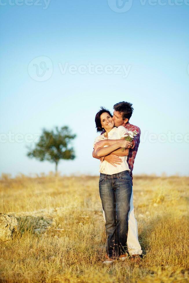 hermosa contento Pareja en un campo foto