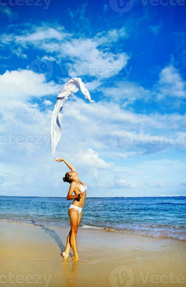 hermosa mujer en la playa foto