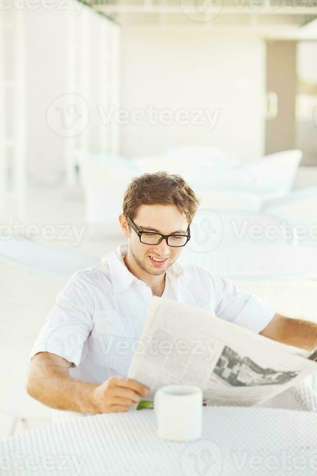 hombre leyendo periódico foto