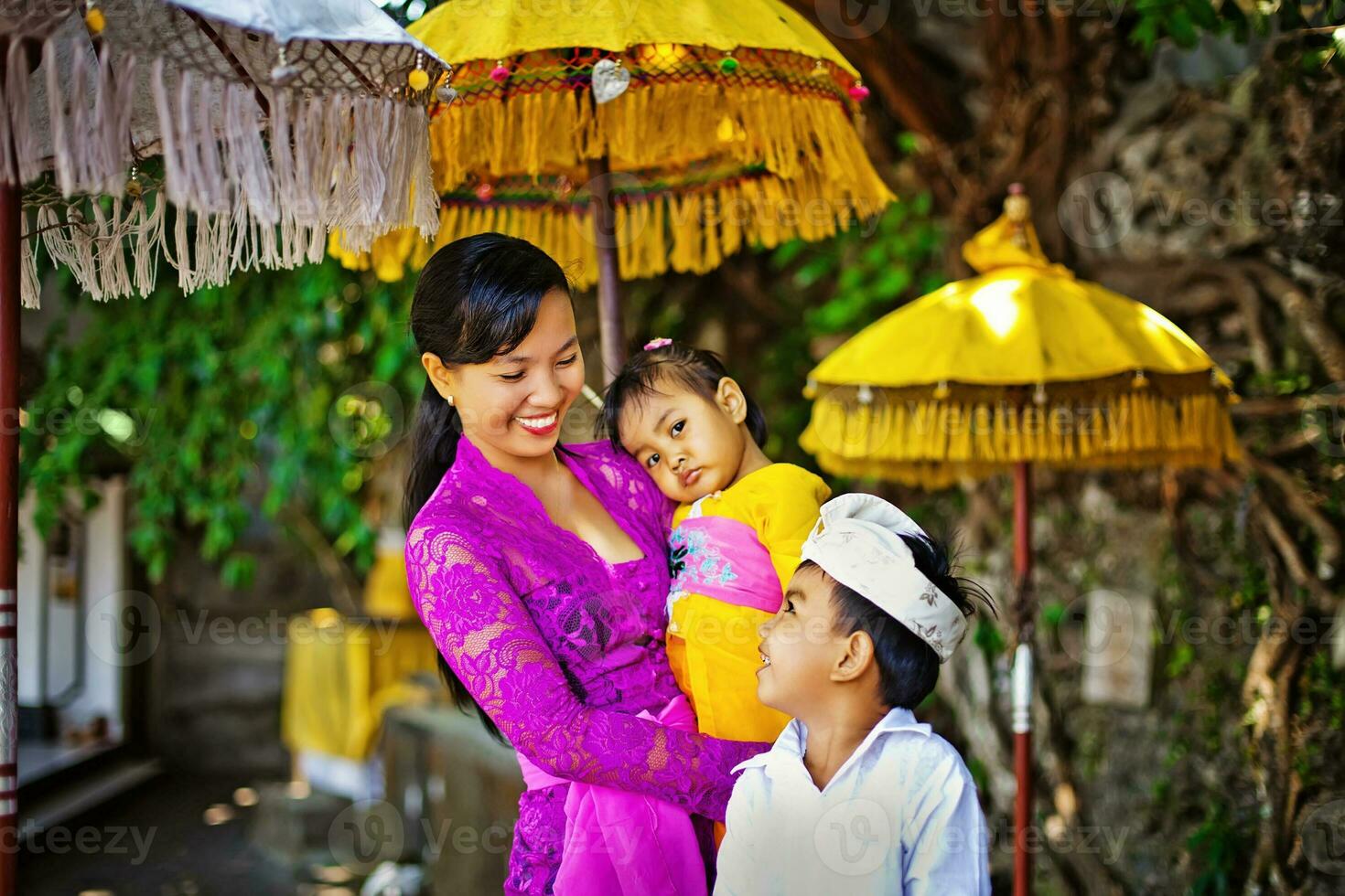 pequeño niña en tradicional tailandés ropa foto