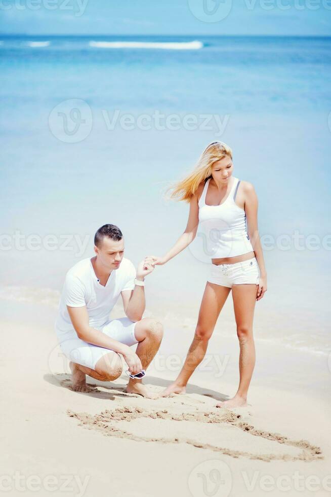 pareja feliz en la playa foto