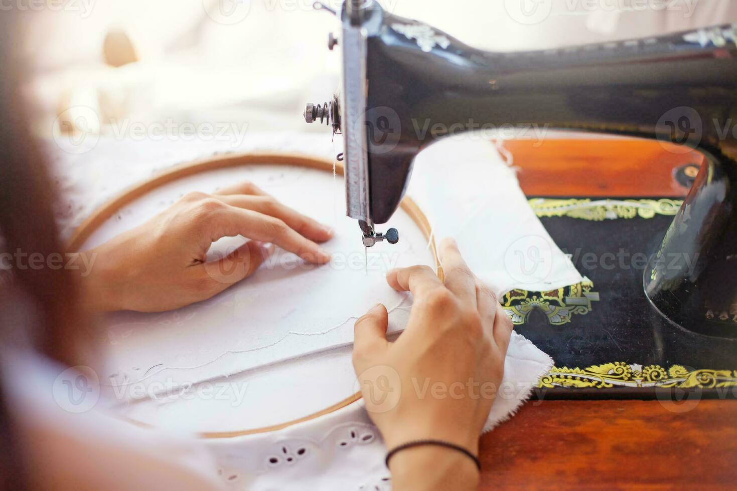 mujer en el de coser máquina foto