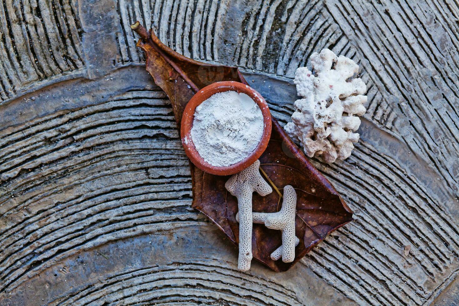 un cuenco de blanco polvo sentado en parte superior de un de madera mesa foto