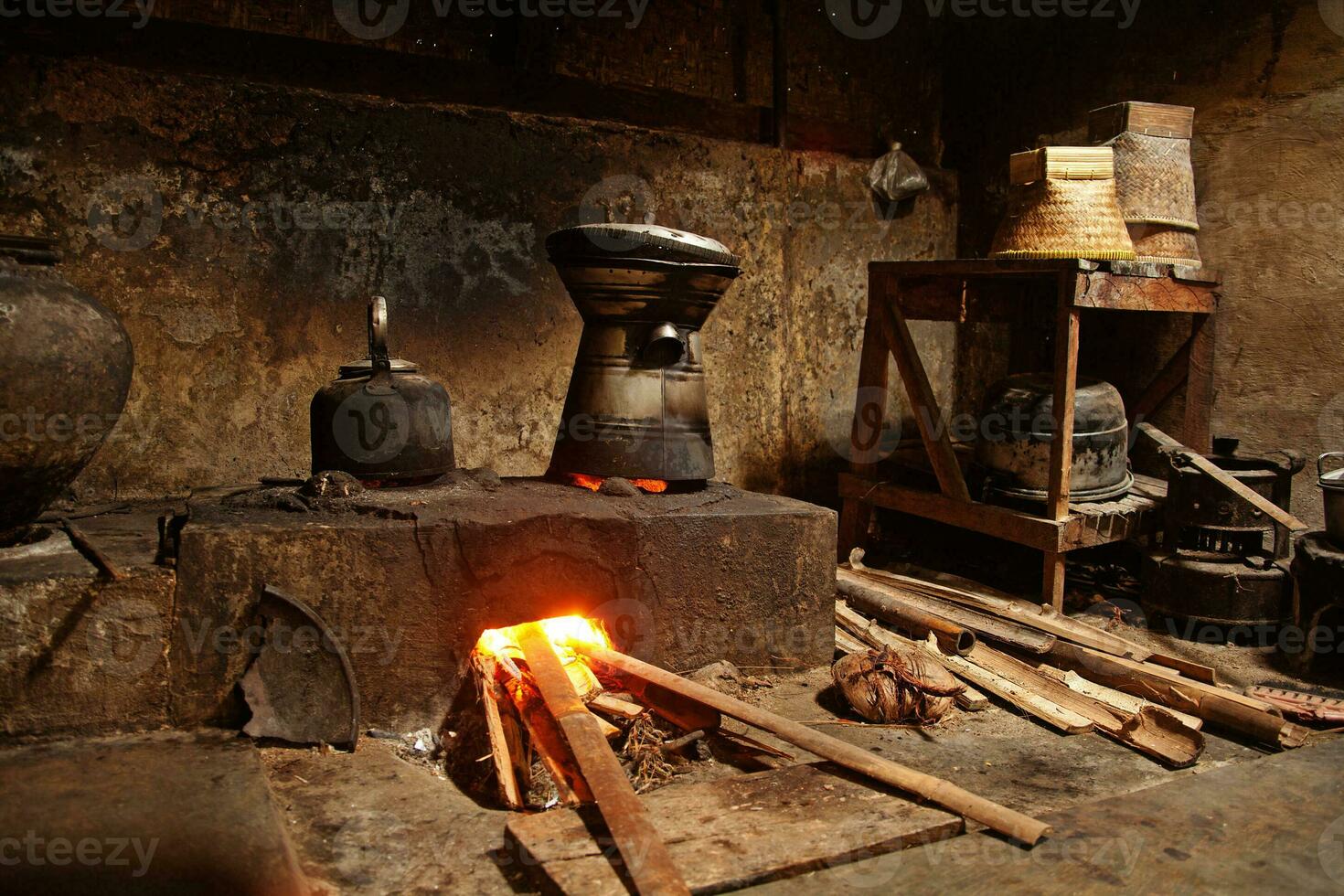 un cocina con un estufa y ollas y sartenes foto