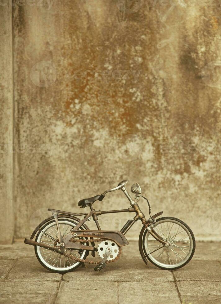 an old bicycle is parked against a wall photo
