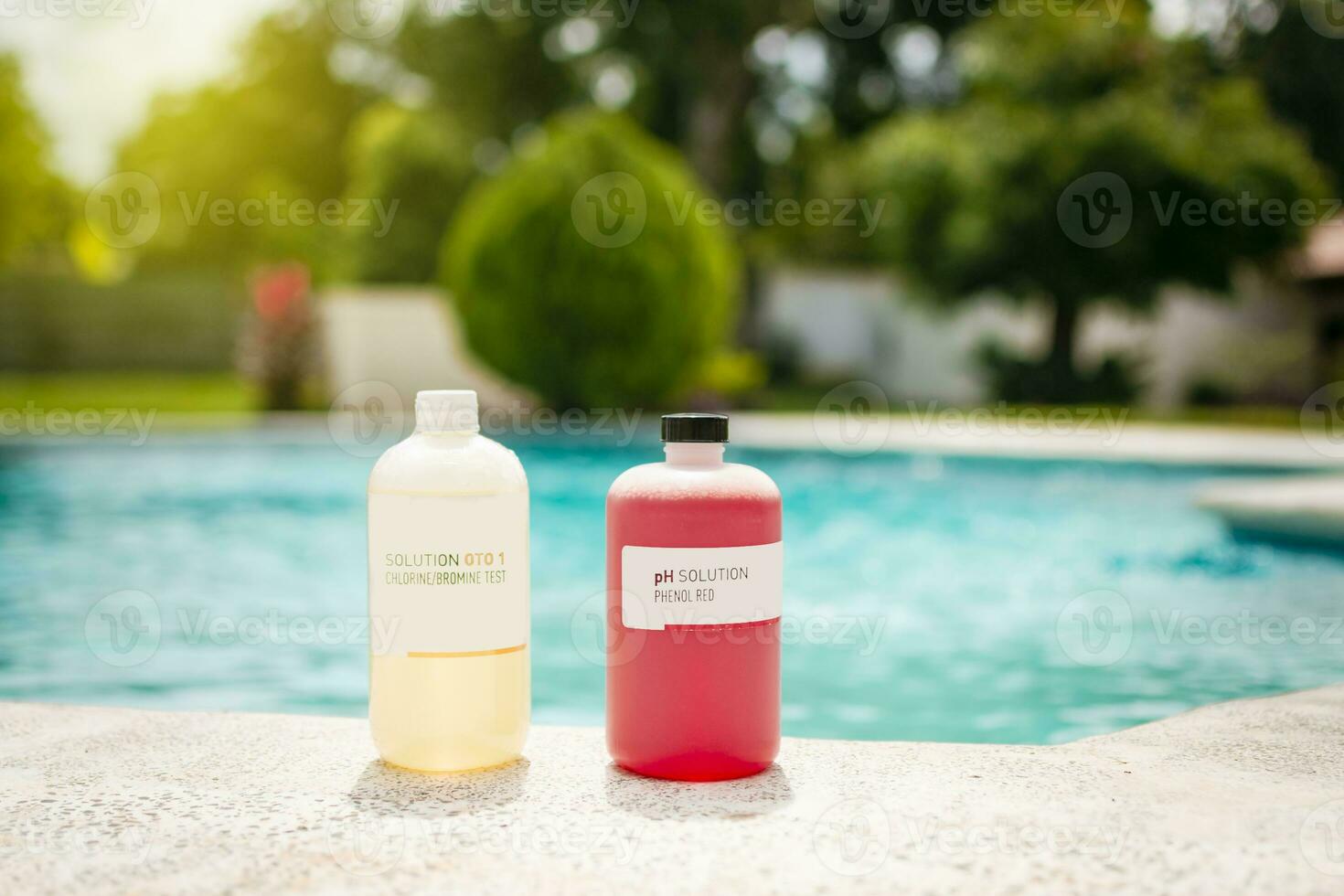 Oto and phenol Kit for pool, Water testing kit for swimming pools. Chlorine and ph analyzer kit for pools, Kit to test pool water, pH and chlorine tester for pool water photo