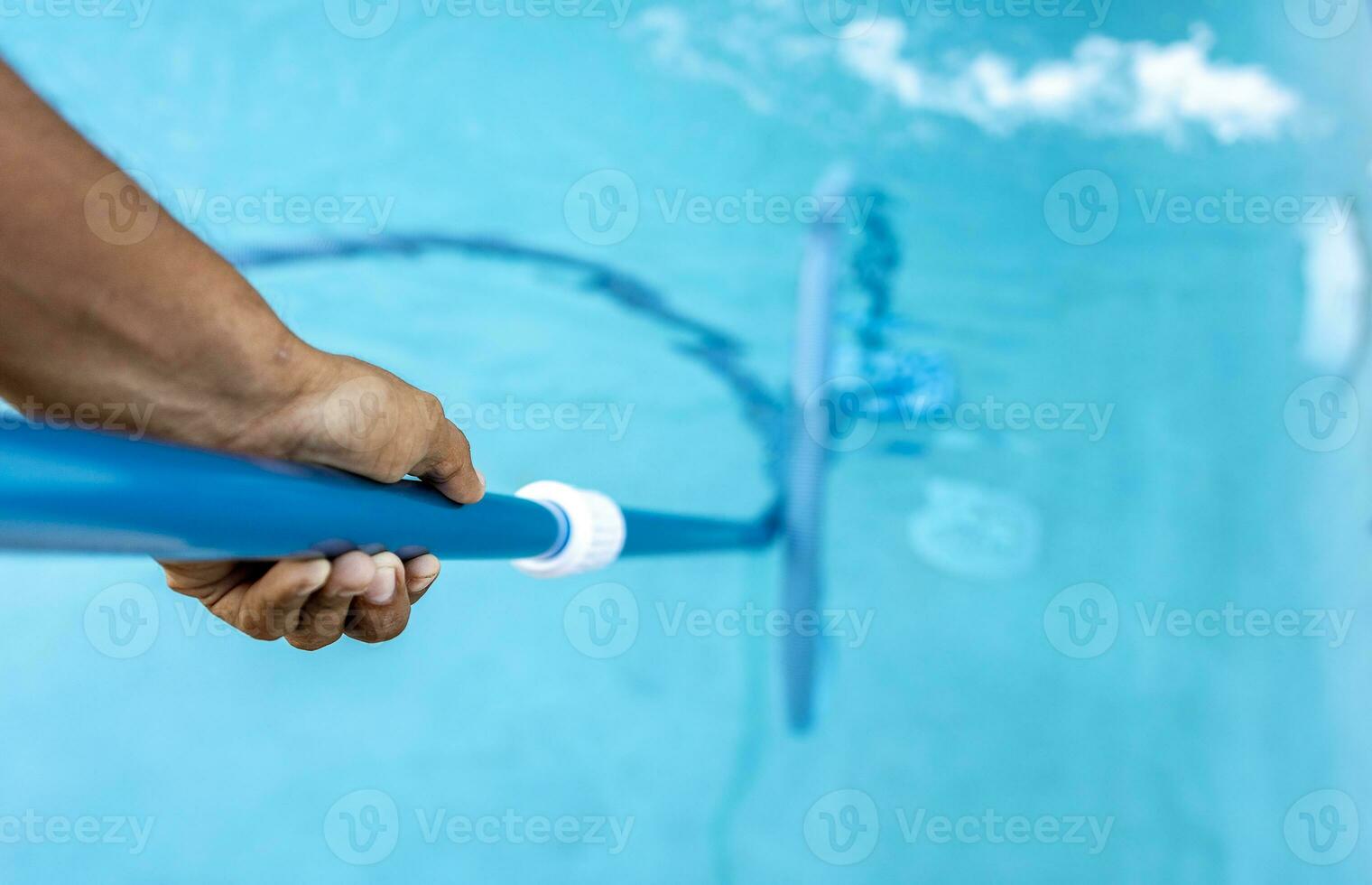 personas limpieza nadando piscina con succión manguera. de cerca de hombre limpieza un nadando piscina con un vacío manguera, piscina mantenimiento y limpieza con vacío manguera foto