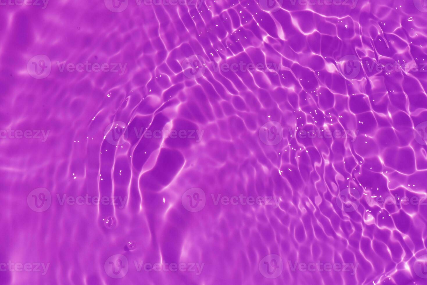 púrpura agua con ondas en el superficie. desenfocar borroso transparente rosado de colores claro calma agua superficie textura con salpicaduras y burbujas agua olas con brillante modelo textura antecedentes. foto