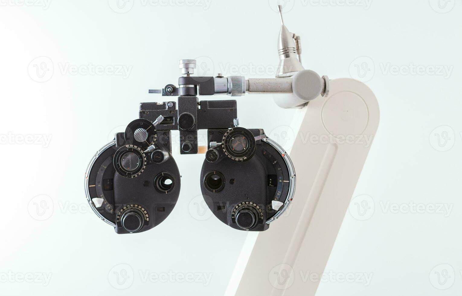 cerca arriba de foróptero de oftalmología. optometría y óptico clínico pruebas máquina equipo. foróptero en aislado antecedentes foto