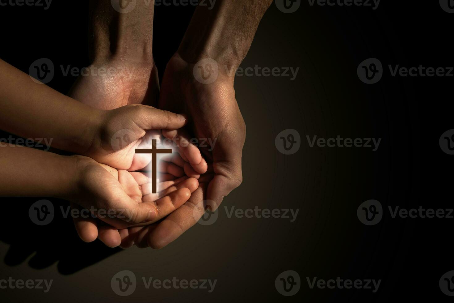 Orando y enseñando, niño y adulto Orando juntos foto