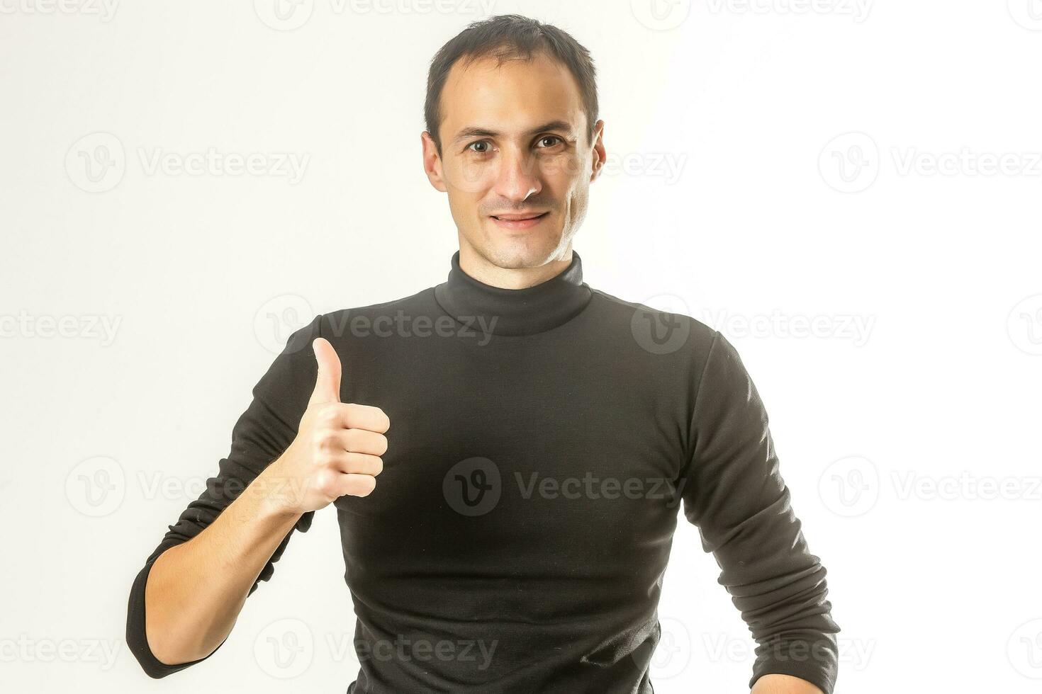 foto de hermoso hombre en casual camiseta y cerda en cara sonriente en cámara con pulgar arriba mientras tomando selfie aislado terminado blanco antecedentes