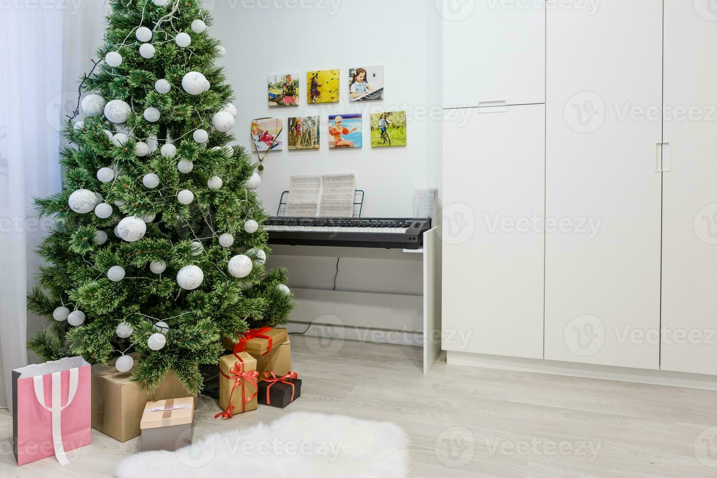 un piano con Navidad luces y árbol foto