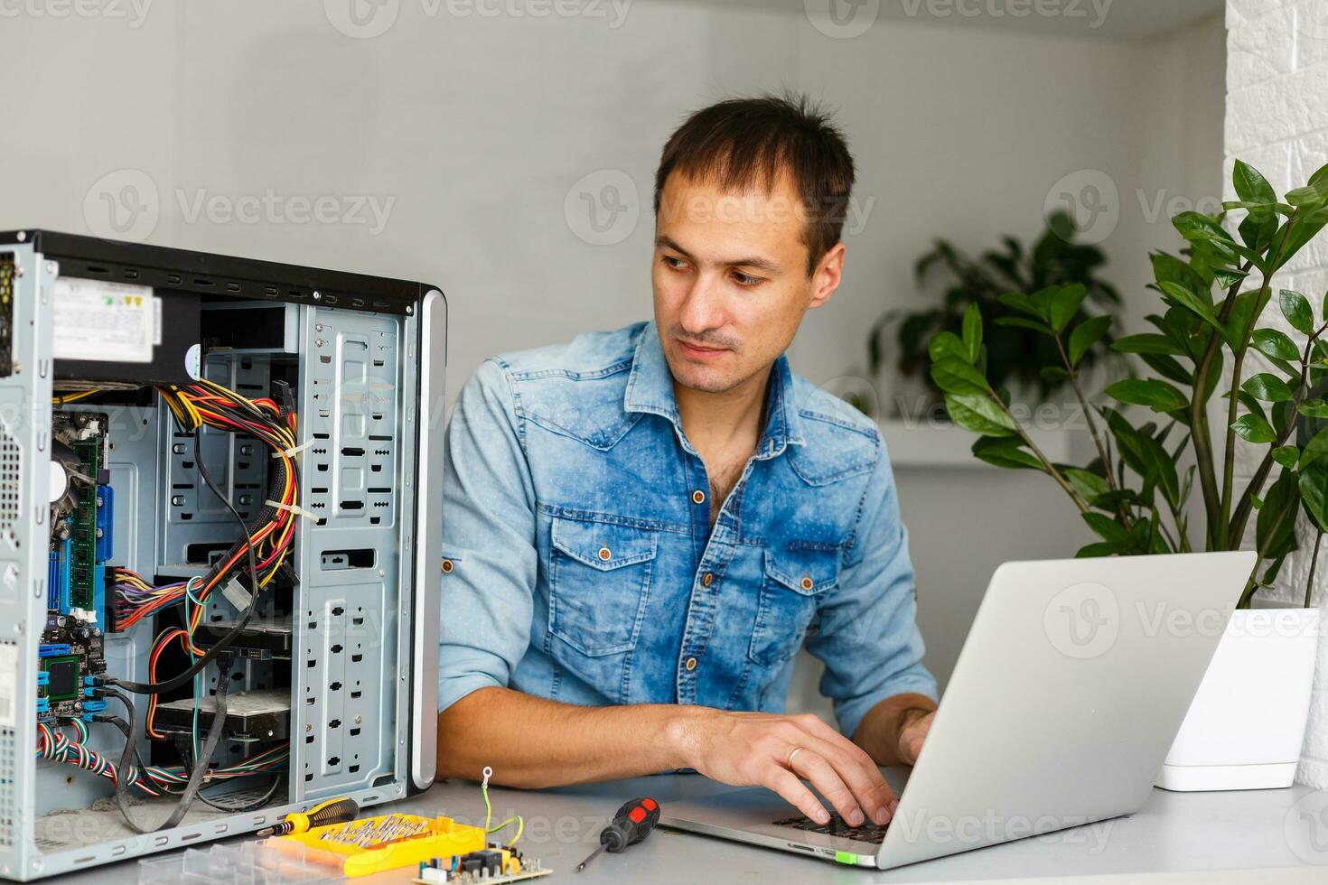 computadora ingeniero trabajando en roto consola en su oficina foto