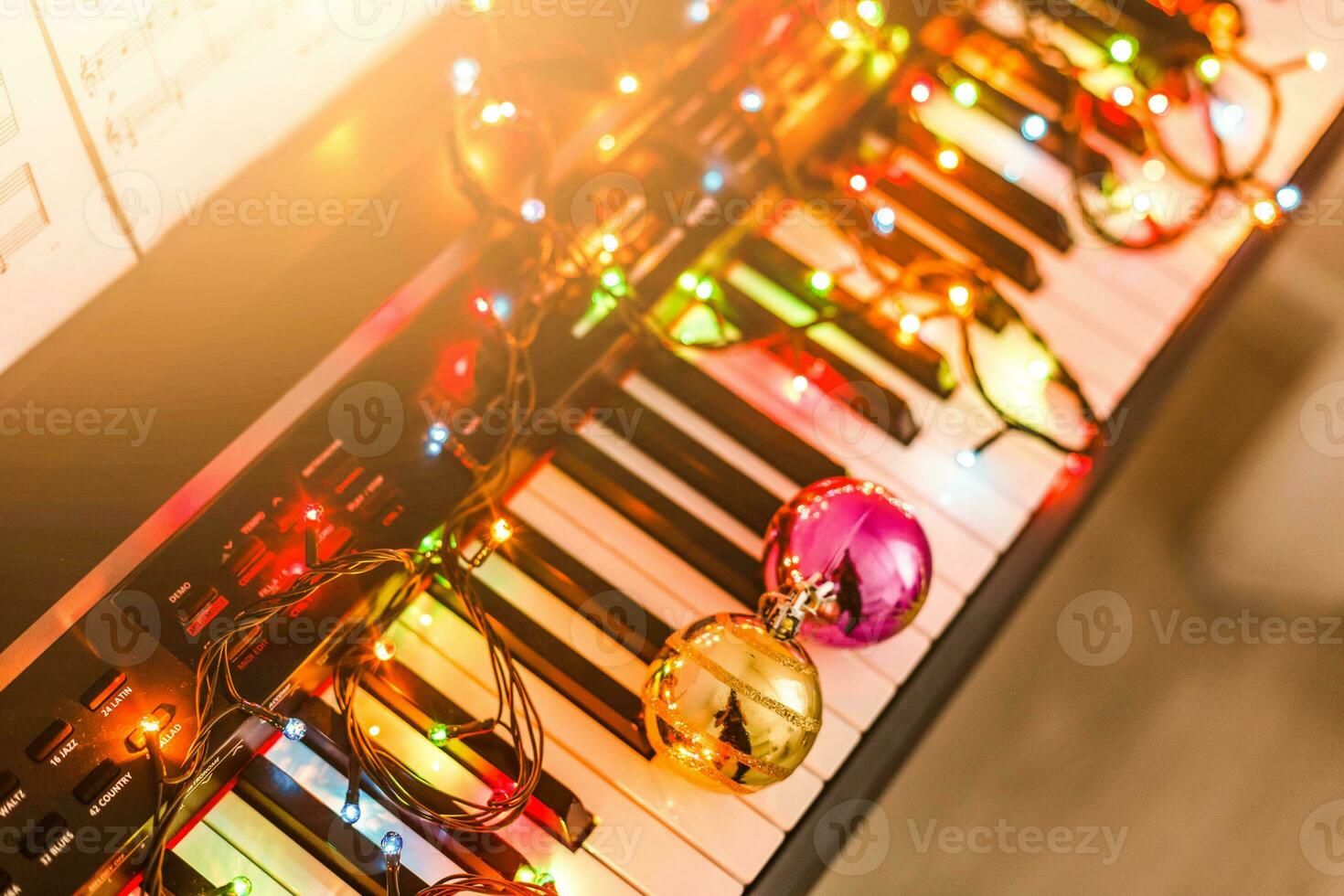 piano teclado con Navidad decoración, de cerca foto