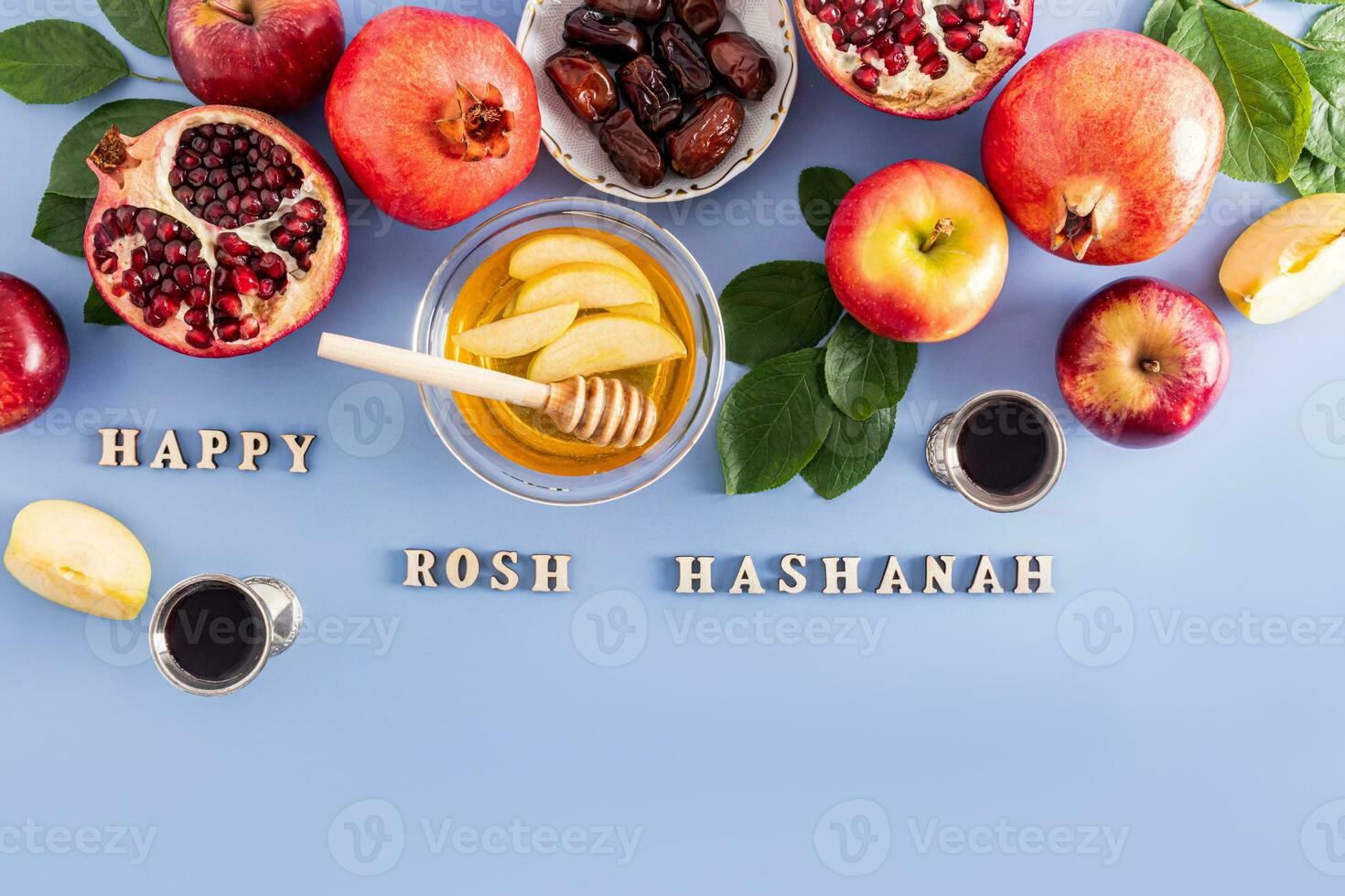 un conjunto de tradicional trata para rosh hashaná. nuevo años antecedentes. texto con de madera letras de un contento día festivo. foto