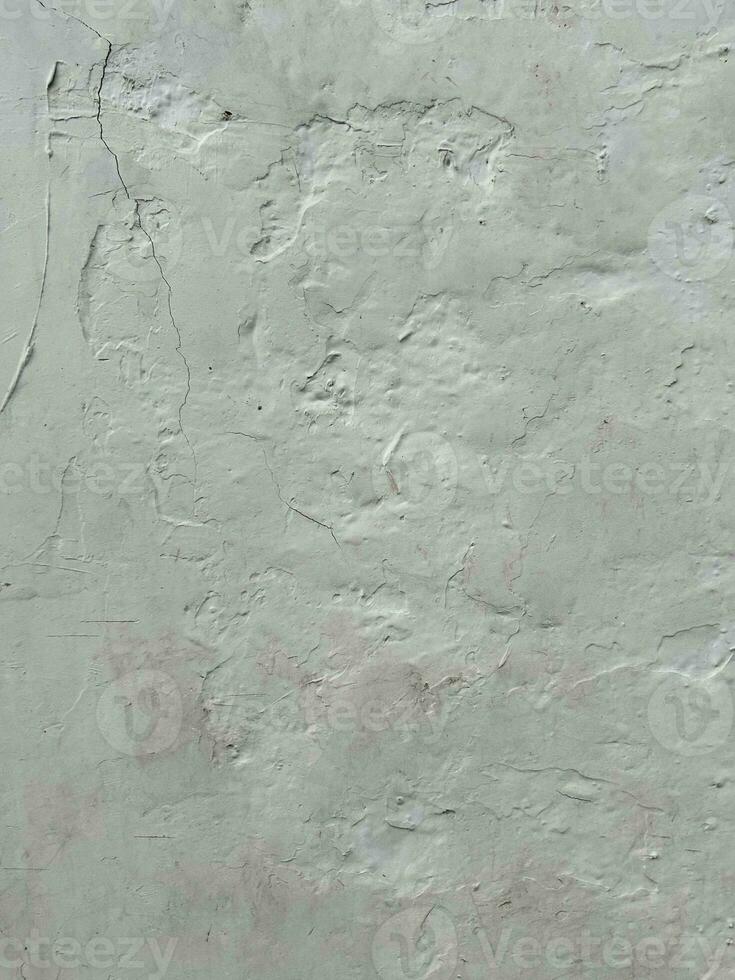 resumen antecedentes con blanco yeso. gris color. vertical composición. desigual pared con yeso. Clásico o áspero blanco antecedentes hecho de natural cemento o antiguo textura Roca en formar de retro pared foto