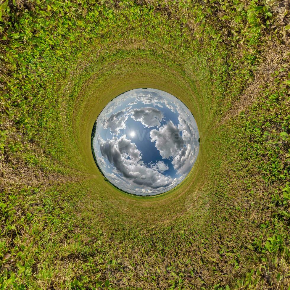 azul agujero esfera pequeño planeta dentro verde césped redondo marco antecedentes. foto