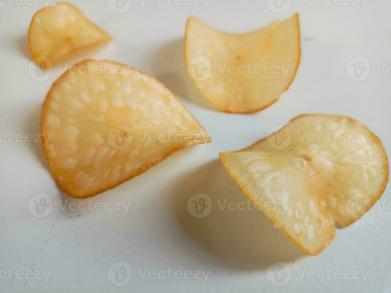 crujiente mandioca papas fritas o keripik Singkong en un blanco antecedentes foto