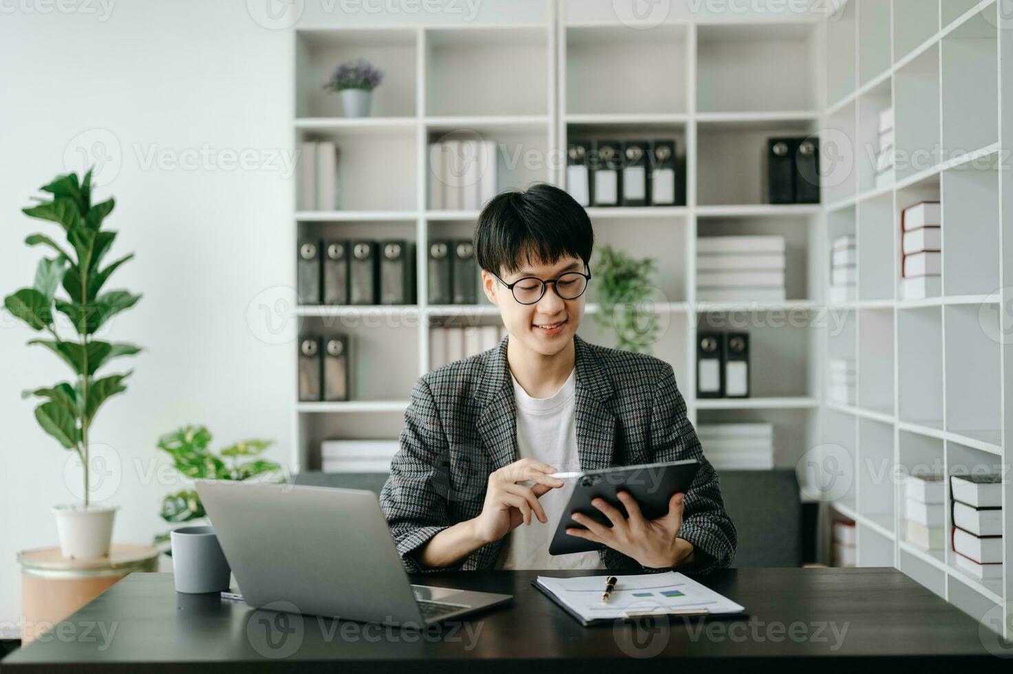 joven negocio hombre ejecutivo gerente mirando a ordenador portátil acecho en línea seminario web formación o teniendo virtual reunión vídeo conferencia haciendo mercado investigación trabajando en oficina. foto