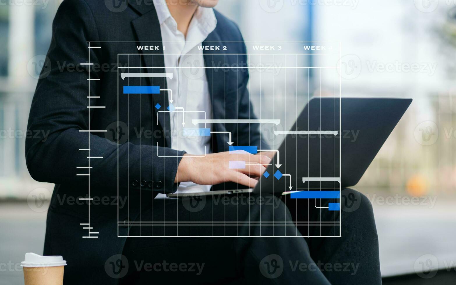 gerente de proyecto trabajando y actualizando tareas con hitos de planificación de progreso y diagrama de programación de diagramas de gantt. negocios que trabajan con teléfonos inteligentes, tabletas y computadoras portátiles en la oficina. foto