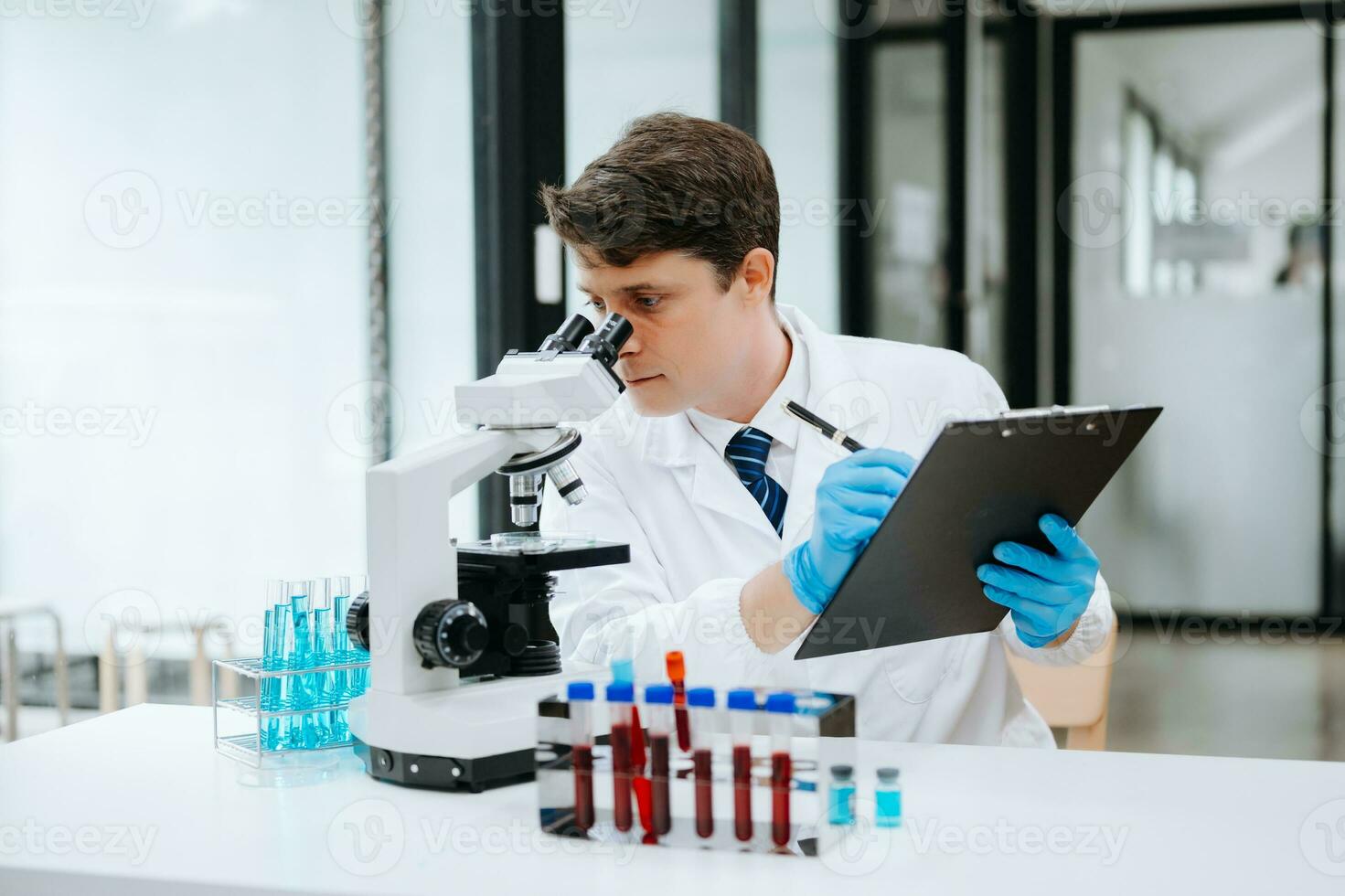 moderno médico investigación laboratorio. hembra científico trabajando con micro pipetas analizando bioquímico muestras, avanzado Ciencias químico laboratorio foto
