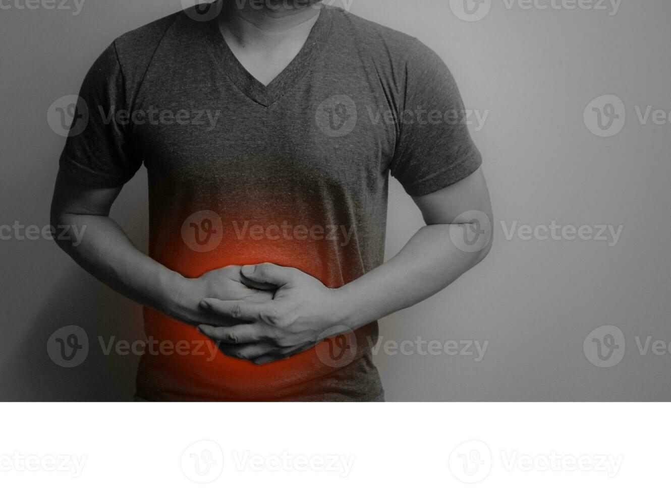 cerca arriba negro y blanco imagen hombre con abdominal dolor, estómago dolor con rojo punto en gris fondo, foto