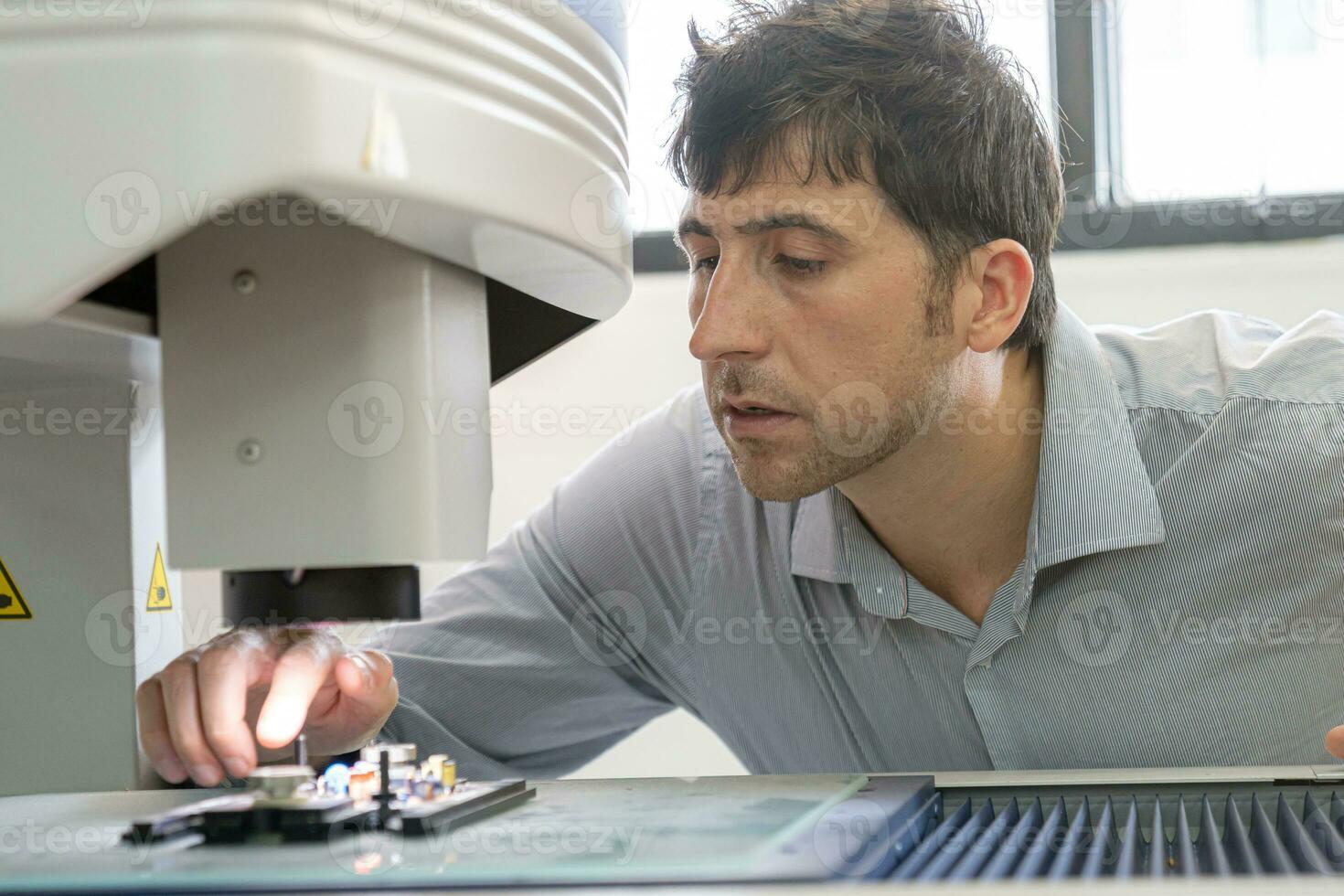 tecnología concepto un hombre en el trabajo ingeniero panel tablero ic electrónico microscopio a trabajo con un pastilla. electrónica investigación laboratorio. fabricar de papas fritas. equipo para pruebas foto