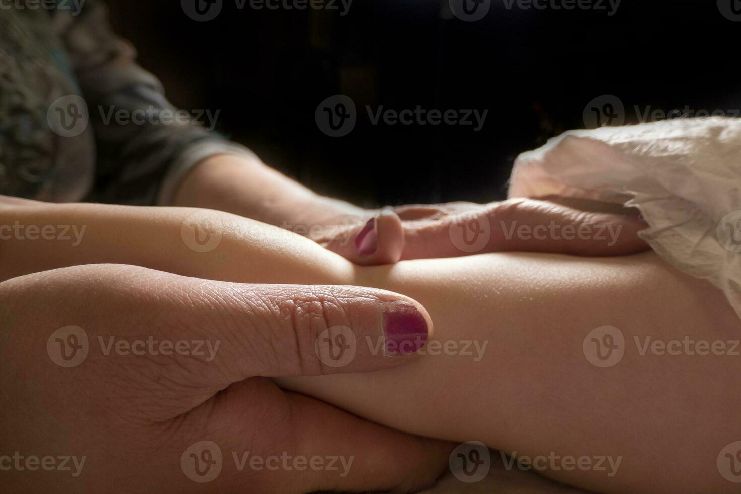 masajista masajear pequeño bebé foto
