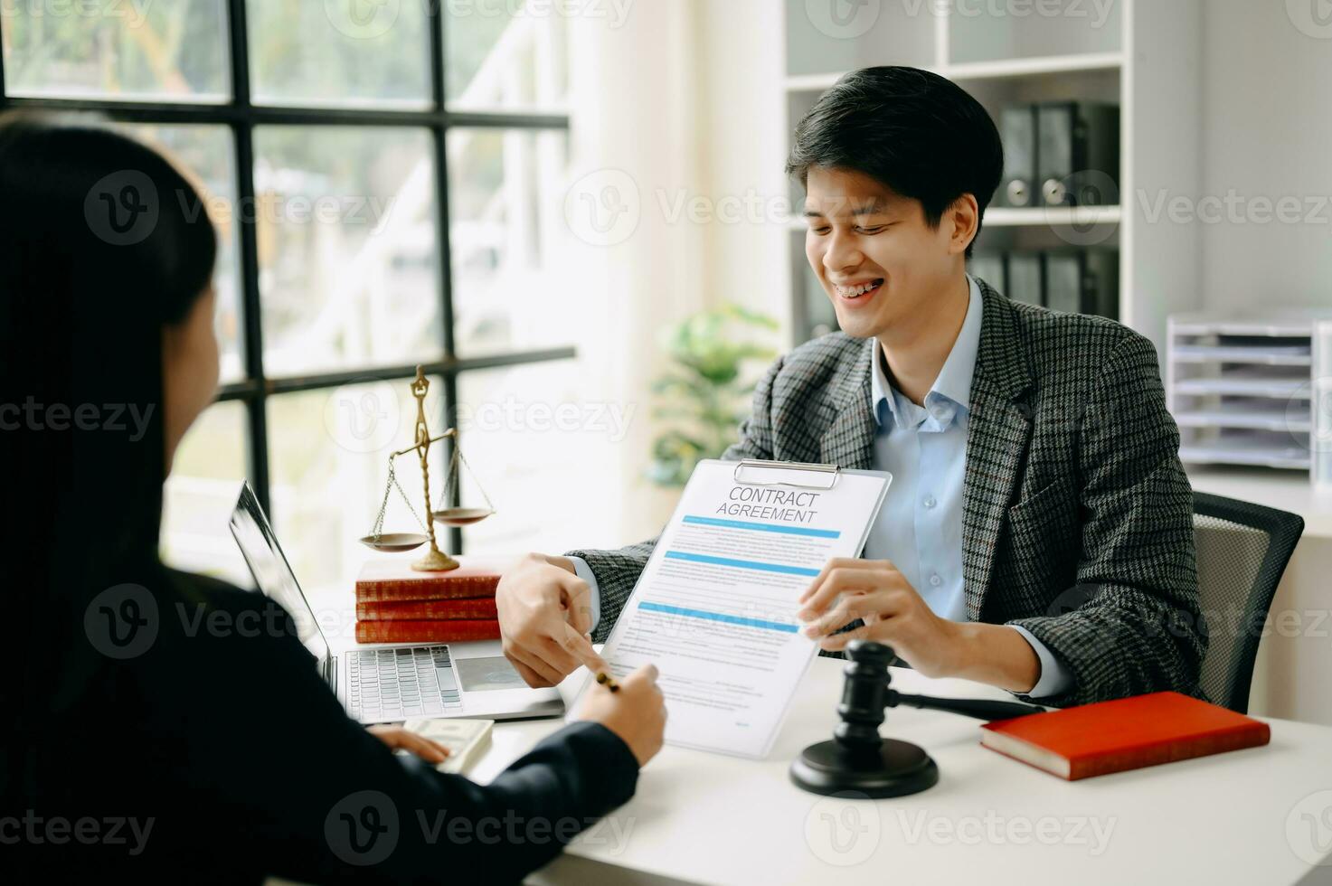 empresarios y abogados discutiendo documentos contractuales sentados a la mesa. conceptos de derecho, asesoría, servicios legales. a la luz de la mañana foto