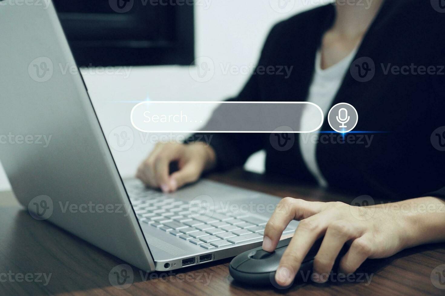 utilizando voz a mando ai a buscar información en el Internet. foto