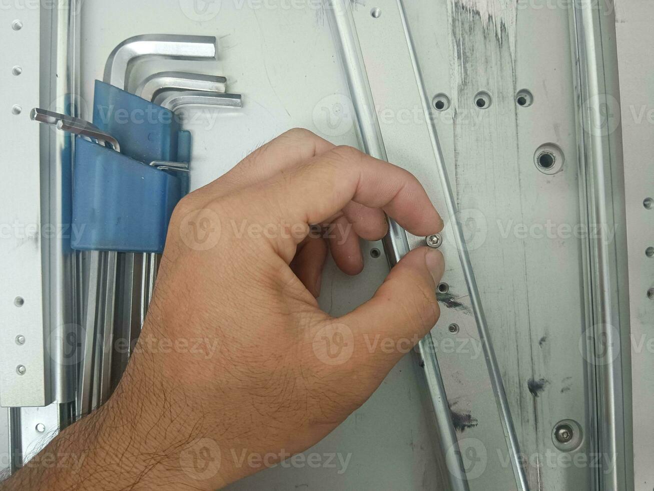 Tighten the stainless steel screws with a hex wrench. with left hand photo