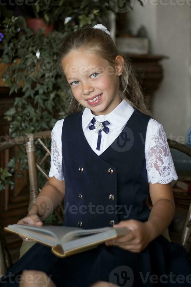 primario colegio chica, en colegio uniforme foto